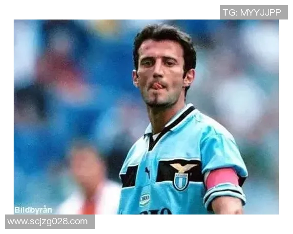 全球足球巨星云集 豪门俱乐部最新转会动态与赛季展望